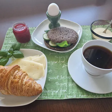 Big With Balcony In A Shared In The Center Of 홈스테이 케라바